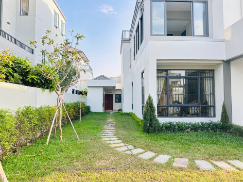 វីឡាឃ្វីនកែង សម្រាប់លក់📍 នៅក្នុងបុរី ជីបម៉ុង ហ្រ្គែន