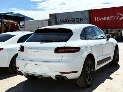 2015 Porsche Macan S Full Option