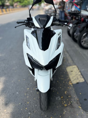 Click 160cc. 2022. ក្រុមហ៊ុន នៅស្អាត017 8888 25. 070 6666 16