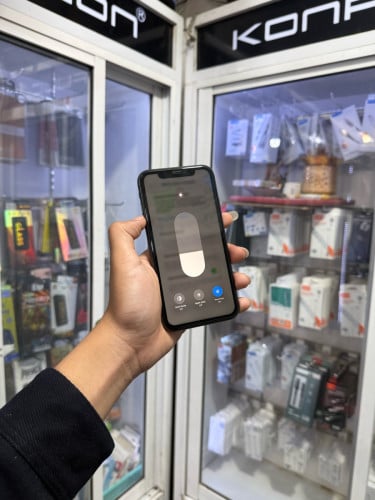 iPhone 11 ពណ៌ខ្មៅ 🍏 64GB  LLA Battery 74% 🔋 តួស្អាត 99% សំណុំហ្សីន