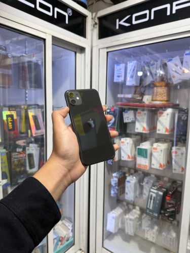 iPhone 11 ពណ៌ខ្មៅ 🍏 64GB  LLA Battery 74% 🔋 តួស្អាត 99% សំណុំហ្សីន