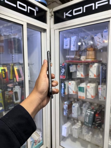 iPhone 11 ពណ៌ខ្មៅ 🍏 64GB  LLA Battery 74% 🔋 តួស្អាត 99% សំណុំហ្សីន