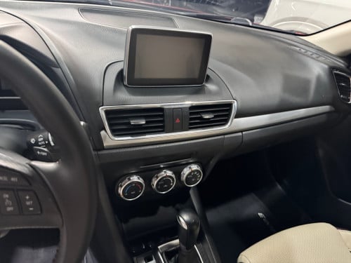 Mazda 3 2015 ធានាជូន​ឡានស្អាត​ មិនបុក​ មិនប៉ះ