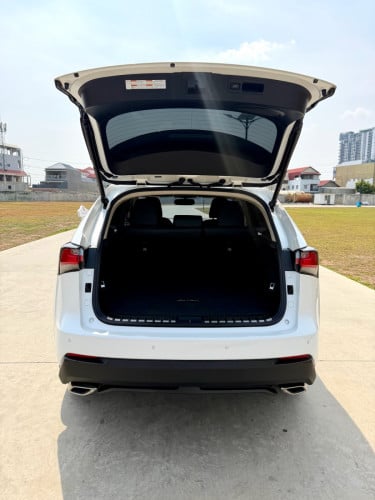NX200t 2016 Luxury Up F-Sports ធានាទឹកថ្នាំហ្សុីន១ជុំ