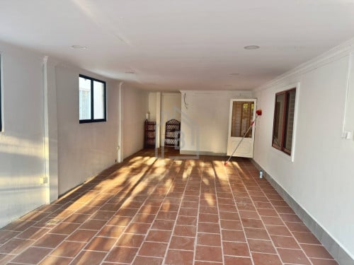 Townhouse 3 Bedrooms for RENT in Boeng Tompoun Area_West of Russian Market