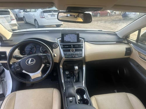 Toyota Lexus ប្រភេទ Luxury ក្នុងលឿង