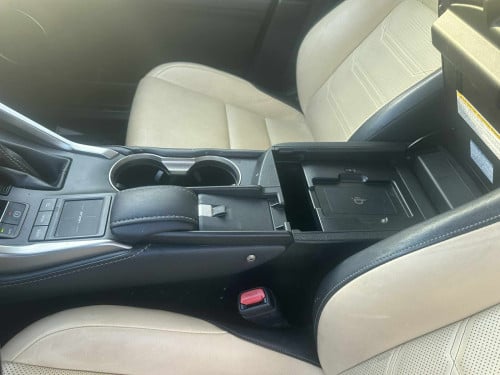 Toyota Lexus ប្រភេទ Luxury ក្នុងលឿង
