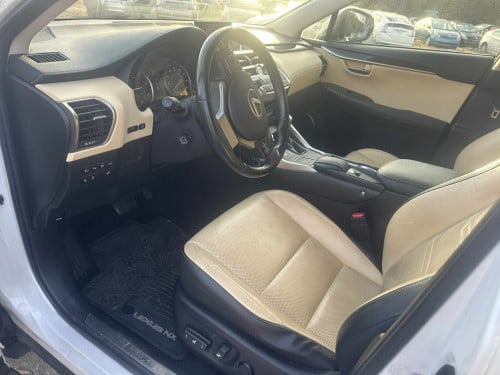 Toyota Lexus ប្រភេទ Luxury ក្នុងលឿង