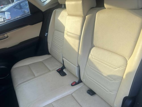 Toyota Lexus ប្រភេទ Luxury ក្នុងលឿង