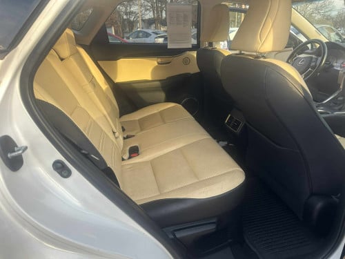 Toyota Lexus ប្រភេទ Luxury ក្នុងលឿង