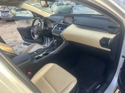 Toyota Lexus ប្រភេទ Luxury ក្នុងលឿង