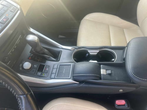 Toyota Lexus ប្រភេទ Luxury ក្នុងលឿង
