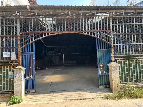 ឃ្លាំងជួលរឺលក់ 300$