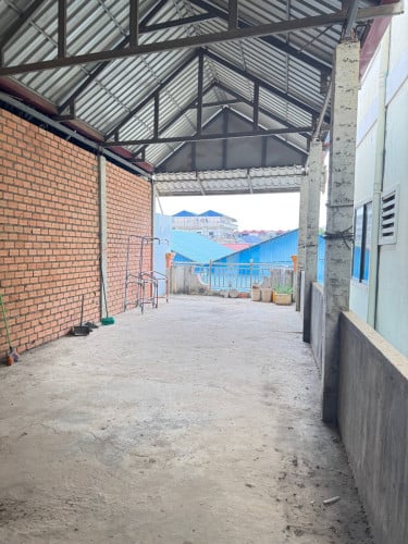 ផ្ទះជួល នៅទឹកថ្លា ម្តុំស្ពានអាកាសផ្សារដីហុយ តម្លៃ250$ ទីតាំងកណ្តាលក្រុង ងាយស្រួលធ្វើដំណើរ