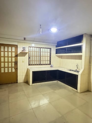 ផ្ទះជួល នៅទឹកថ្លា ម្តុំស្ពានអាកាសផ្សារដីហុយ តម្លៃ250$ ទីតាំងកណ្តាលក្រុង ងាយស្រួលធ្វើដំណើរ