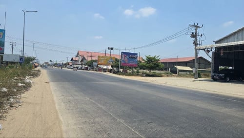 ឃ្លាំងកែងលក់ ជិតផ្សារឡាន ទីតាំង: លើផ្លូវ30m ជិតសាលាអន្តរជាតិ Hope និង ជិតផ្សារឡាន សែនសុខ