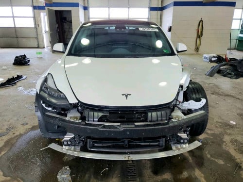 សាង Tesla Model 3 2022