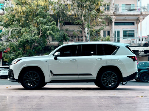 2024 Lx 600 F sport 1800km ប៉ុណ្ណោះ