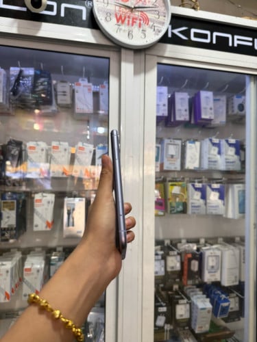 iPhone 11 ពណ៌ស្វាយ 🍏 64GB LLA Battery 91% 🔋 តួស្អាត 99% សំណុំហ្សីន អត់ជាប់អី