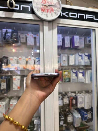 iPhone 11 ពណ៌ស្វាយ 🍏 64GB LLA Battery 91% 🔋 តួស្អាត 99% សំណុំហ្សីន អត់ជាប់អី