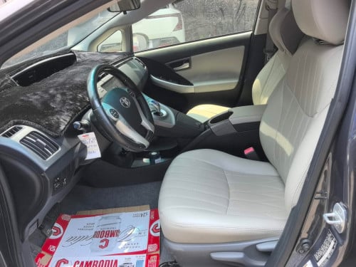 Prius ឆ្នាំ2012 option 2 ធានាឡានថ្មី