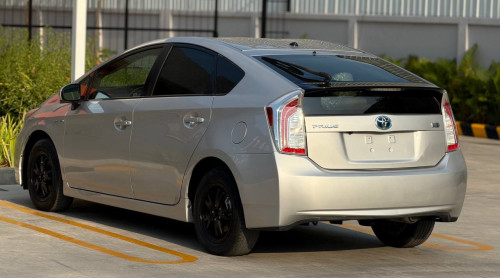 Prius 2012 option 3  កាន់លុយ 6000$ ដកឡានបាន