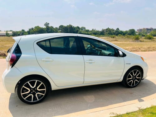 Prius C 2012 option4