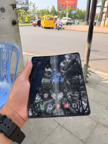 Samsung Zfold 4 256GB អេក្រង់ក្រៅ ក្នុងដំណេីរការទាំងអស់ តួដូចរូប