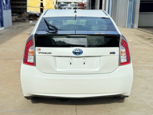 Toyota Prius 2014 ឡានស្អាត ឃ្មុំហ្ស៊ីន