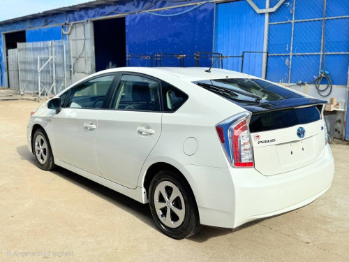 Toyota Prius 2014 ឡានស្អាត ឃ្មុំហ្ស៊ីន