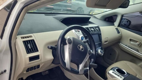Toyota Prius V 2013 Option 5 Full Advanced Technology