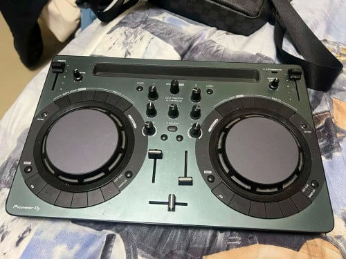 លក់ម៉ាសុីនDJ នៅស្អាតអាចលេងជាមួយទូរស័ព្ទនឹងកំព្យូទ័របាន ងាយស្រួលដាក់តាមខ្លួន