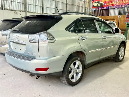 ឡានលក់ LEXUS RX330 ឆ្នាំ04 ពាក់កណ្ដាល full option ប៉ុង1 ក្នុងលឿង ពណ៌ផ្សែងបារី ជាប្រភេទមេឡាន