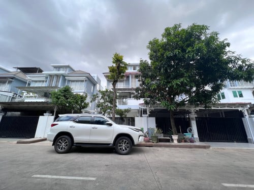 វីឡាភ្លោះ(ផ្ទះមានប្លង់សេរដំបូល)សម្រាប់លក់🏡• ទីតាំងបុរី ប៉េងហួត បឹងស្នោរ