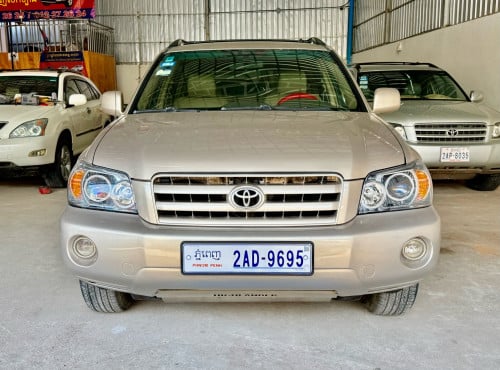 ឡានលក់ឆ្នាំ05 ម៉ាស៊ីន4 ប៉ុង1 កៅអី3ជួល កៅអីចុច ក្នុងលឿង មានវូលីមចង្កូត ពណ៌សមាស