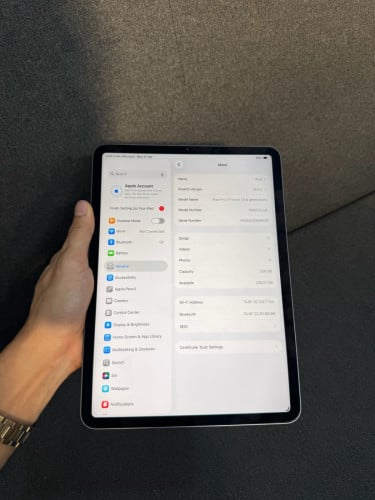 iPad Pro 11” 2020 256G WiFi ស្អាត99% សាក់ថ្ម87ដង ថ្ម100%