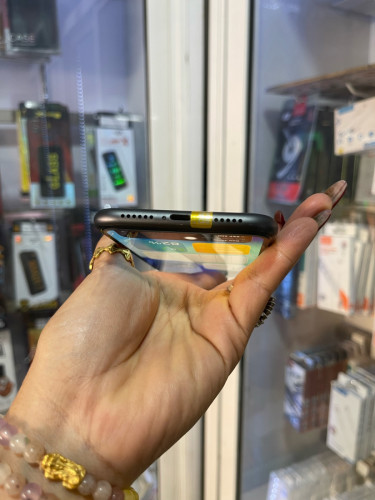 iPhone 11/64GB/LLថ្ម74%តួរស្អាតសុីនសានុំ(ធានា១ខែលើម៉ាសុីន)