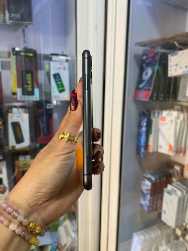 iPhone 11/64GB/LLថ្ម74%តួរស្អាតសុីនសានុំ(ធានា១ខែលើម៉ាសុីន)