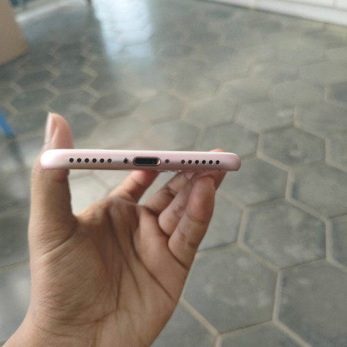 iPhone 7g តួនៅស្អាតថ្មីចែងចាំង zin 100% 32g  មានតែមាសុីន កូដ Lla