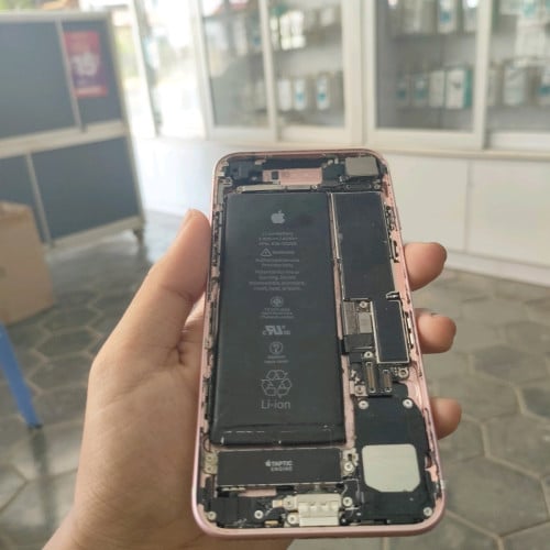 iPhone 7g តួនៅស្អាតថ្មីចែងចាំង zin 100% 32g  មានតែមាសុីន កូដ Lla