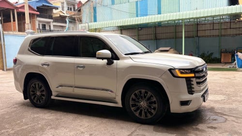 Land Cruiser 2013 up 2024 Full Option ម្ចាស់ដេីមទី1
