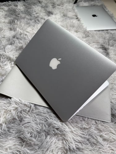 Macbook Pro នៅស្អាត99% លក់បន្ទាន់ធូៗ185$