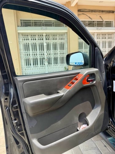 Nissan Navara 06 ម៉ាស៊ូតប៉ុង2អូតូកាពីតាស់ដំបូលបេីកខ្មៅសុីនសំនុំឃ្លាំងម្ចាស់ទី1