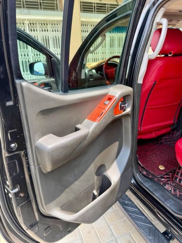 Nissan Navara 06 ម៉ាស៊ូតប៉ុង2អូតូកាពីតាស់ដំបូលបេីកខ្មៅសុីនសំនុំឃ្លាំងម្ចាស់ទី1