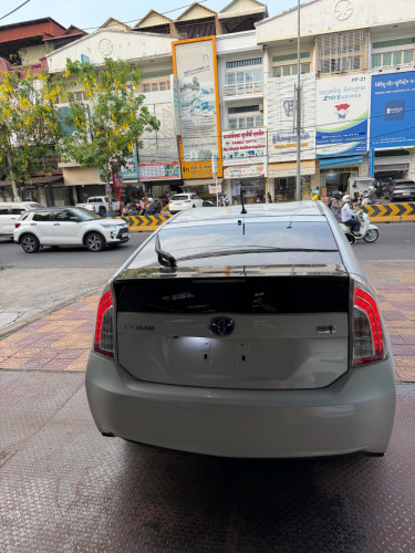Prius 2015 Option 3 ក្នុង លឿងឃ្មុំហ្សីន អាគុយសំណុំហ្សីន