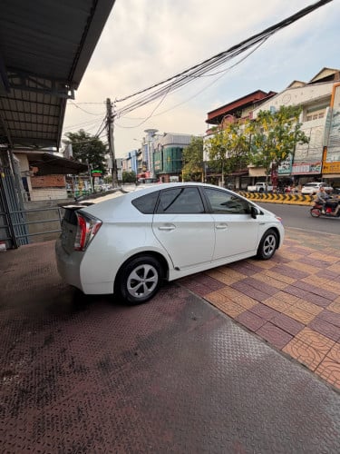 Prius 2015 Option 3 ក្នុង លឿងឃ្មុំហ្សីន អាគុយសំណុំហ្សីន