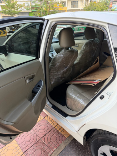Prius 2015 Option 3 ក្នុង លឿងឃ្មុំហ្សីន អាគុយសំណុំហ្សីន
