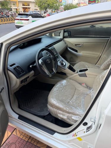 Prius 2015 Option 3 ក្នុង លឿងឃ្មុំហ្សីន អាគុយសំណុំហ្សីន