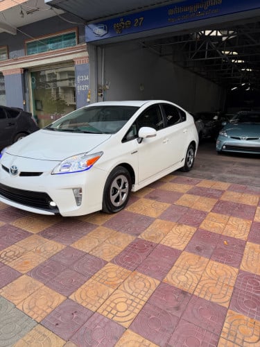 Prius 2015 Option 3 ក្នុង លឿងឃ្មុំហ្សីន អាគុយសំណុំហ្សីន
