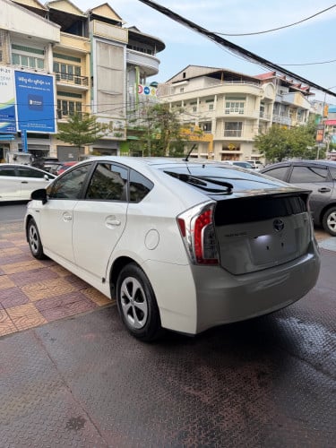 Prius 2015 Option 3 ក្នុង លឿងឃ្មុំហ្សីន អាគុយសំណុំហ្សីន